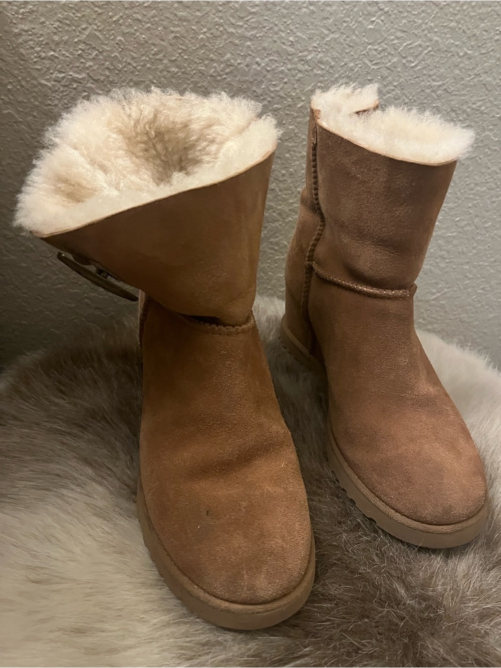 UGG Women's Short Shearling Boots - Chestnut